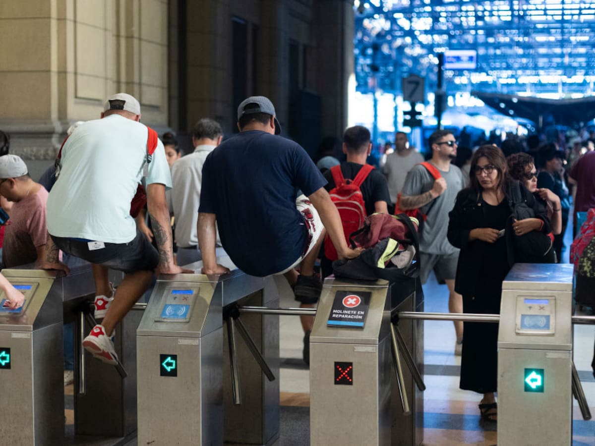 Gobierno de Argentina comienza a enfrentar una serie de huelgas y la primera es de los ferroviarios