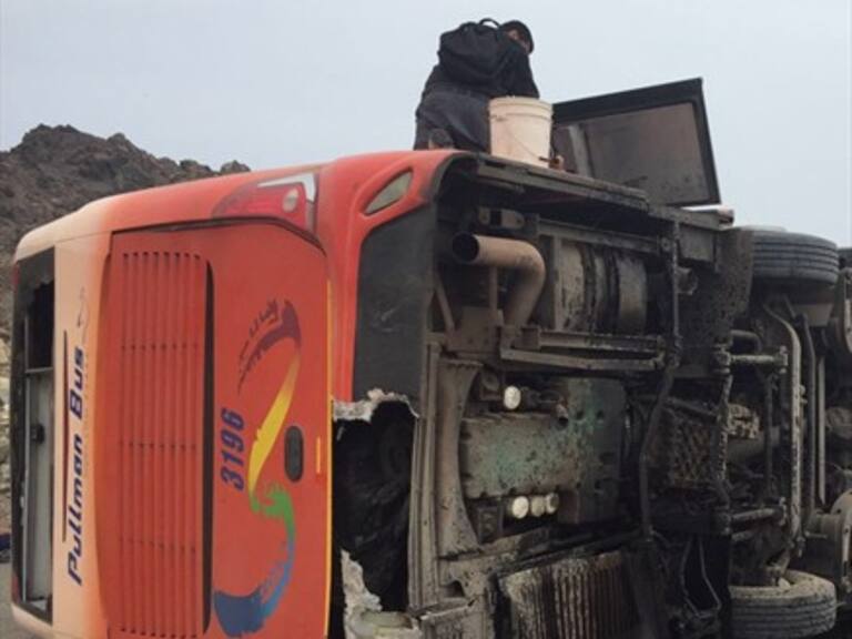 Aumentan a dos los muertos en volcamiento de bus en Tocopilla
