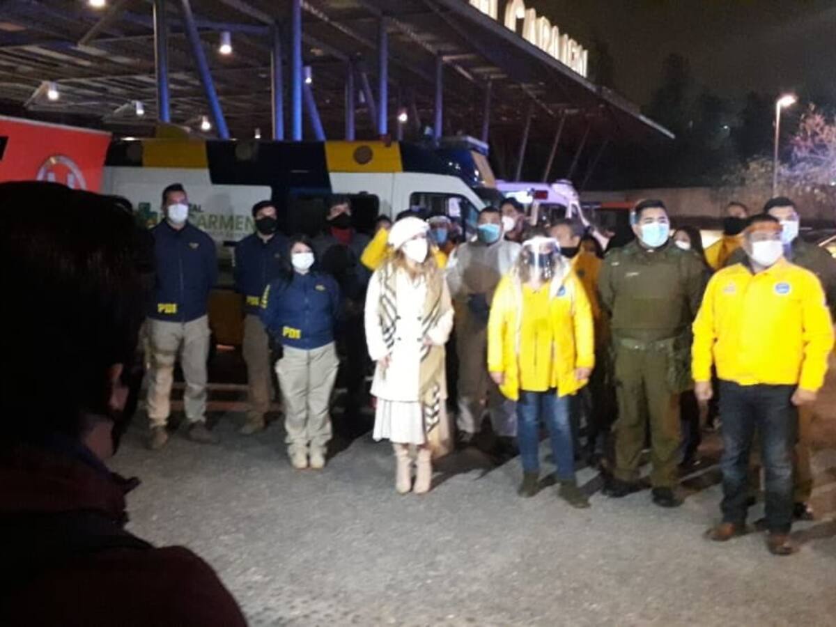 Bomberos y trabajadores municipales cantaron «Resistiré» a funcionarios del Hospital El Carmén de Maipú
