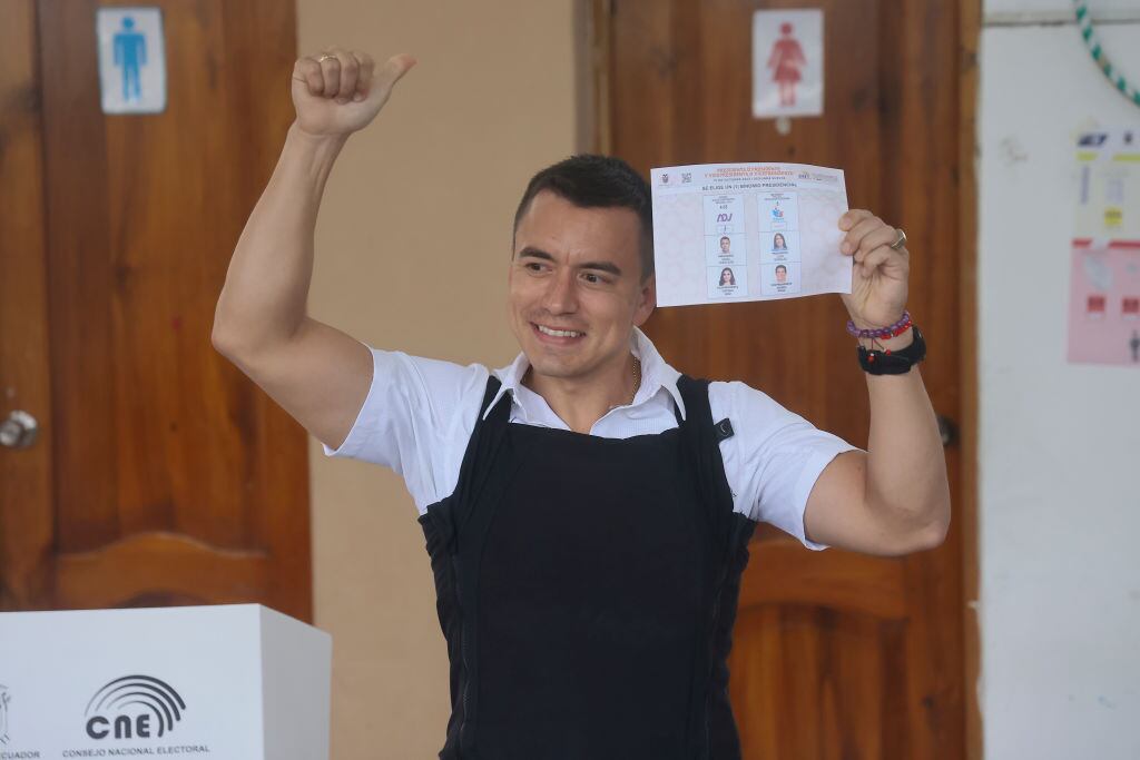 El empresario y exlegislador Daniel Noboa vota en Ecuador