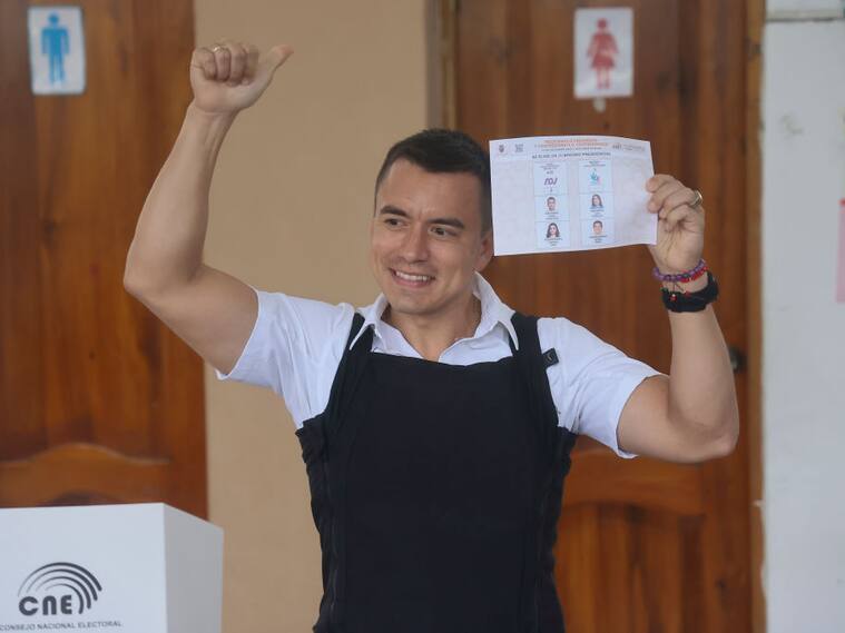 El empresario y exlegislador Daniel Noboa vota en Ecuador