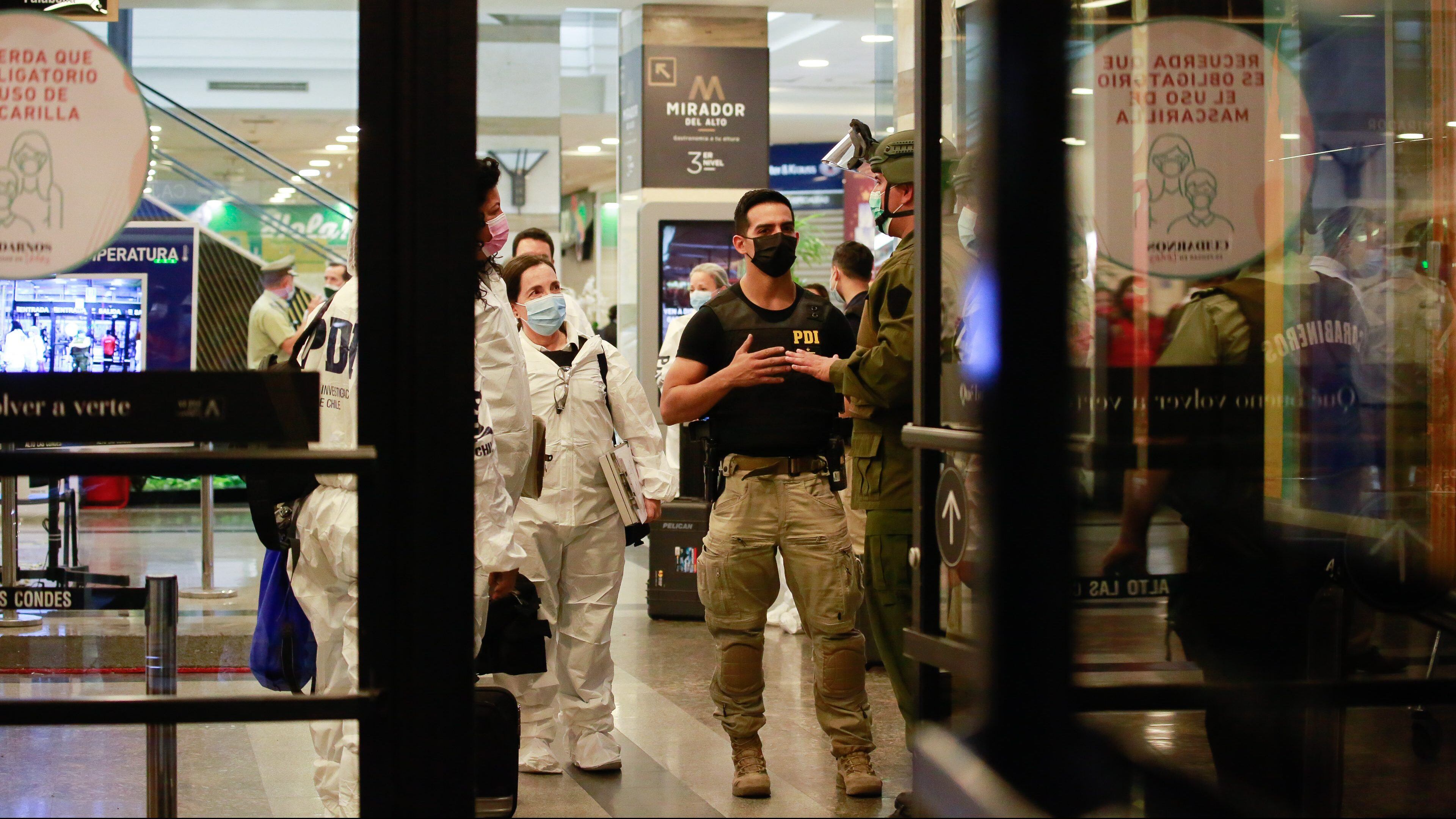 26 de Marzo de 2021/SANTIAGODelincuentes intentaron robar joyería Mosso del mall Alto Las Condes siendo frustrado por un funcionario de la PDI resultando con lesiones por el roce de un disparo
FOTO: KARIN POZO /AGENCIAUNO