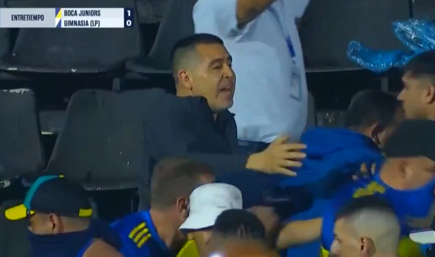 ¡Se metió hasta Riquelme a tranquilizar! Los serios incidentes entre hinchas de Boca y la policía argentina | Captura de pantalla