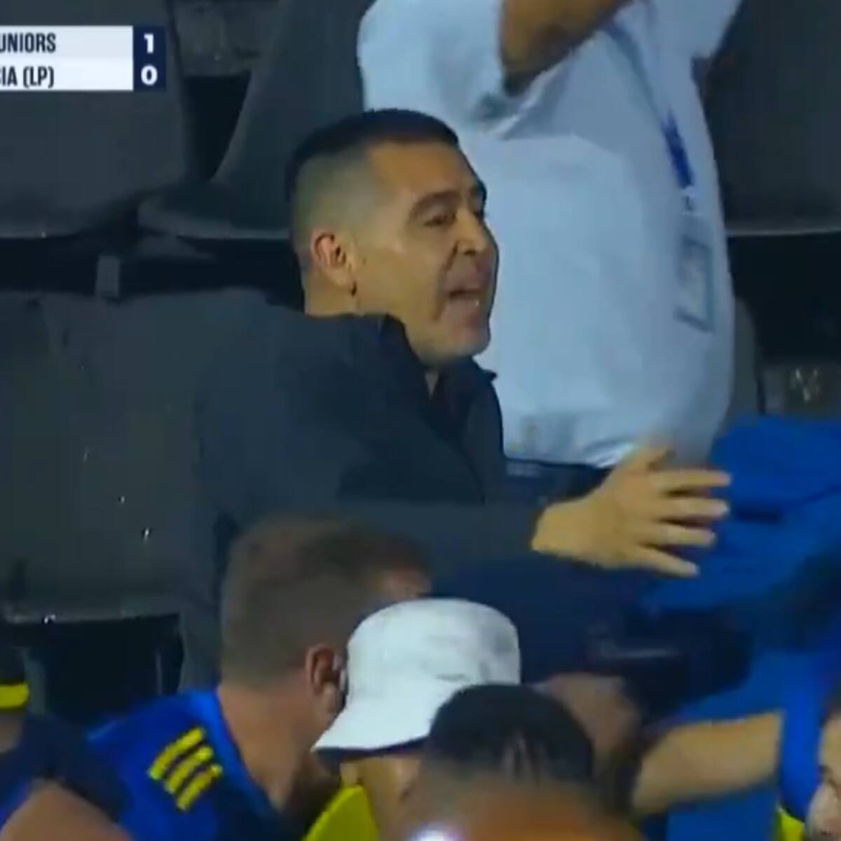 ¡Se metió hasta Riquelme a tranquilizar! Los serios incidentes entre hinchas de Boca y la policía argentina