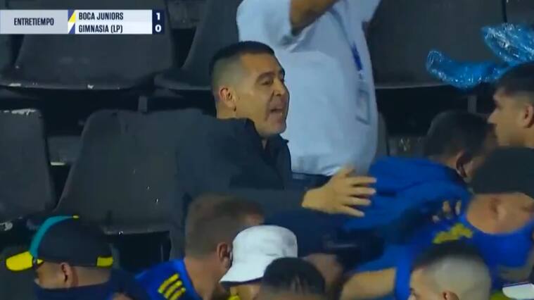 ¡Se metió hasta Riquelme a tranquilizar! Los serios incidentes entre hinchas de Boca y la policía argentina | Captura de pantalla