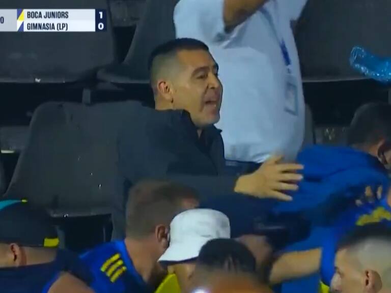 ¡Se metió hasta Riquelme a tranquilizar! Los serios incidentes entre hinchas de Boca y la policía argentina | Captura de pantalla