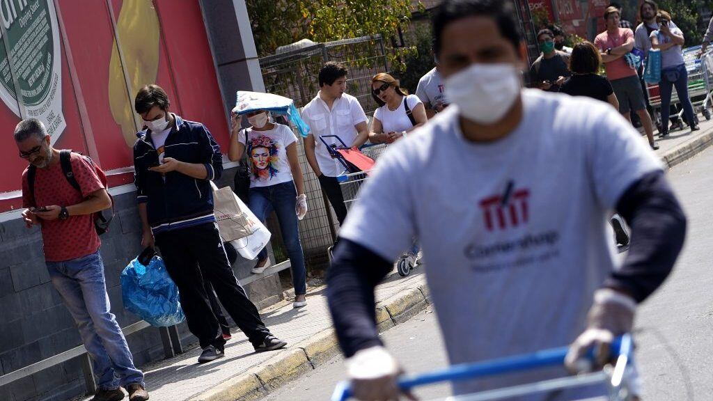 28   de Marzo de 2020/SANTIAGOVarias personas hacen fila en un supermercado Lider en la comuna de Ñuñoa durante la  cuarentena de 7 días que a decretado la autoridad para 7 comunas del centro y oriente de Santiago ante  al aumento de infectados por Coronavirus 
FOTO:MARIO DAVILA/AGENCIAUNO