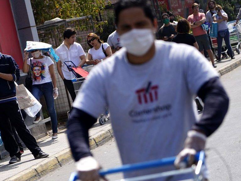 28 de Marzo de 2020/SANTIAGOVarias personas hacen fila en un supermercado Lider en la comuna de Ñuñoa durante la cuarentena de 7 días que a decretado la autoridad para 7 comunas del centro y oriente de Santiago ante al aumento de infectados por Coronavirus
FOTO:MARIO DAVILA/AGENCIAUNO