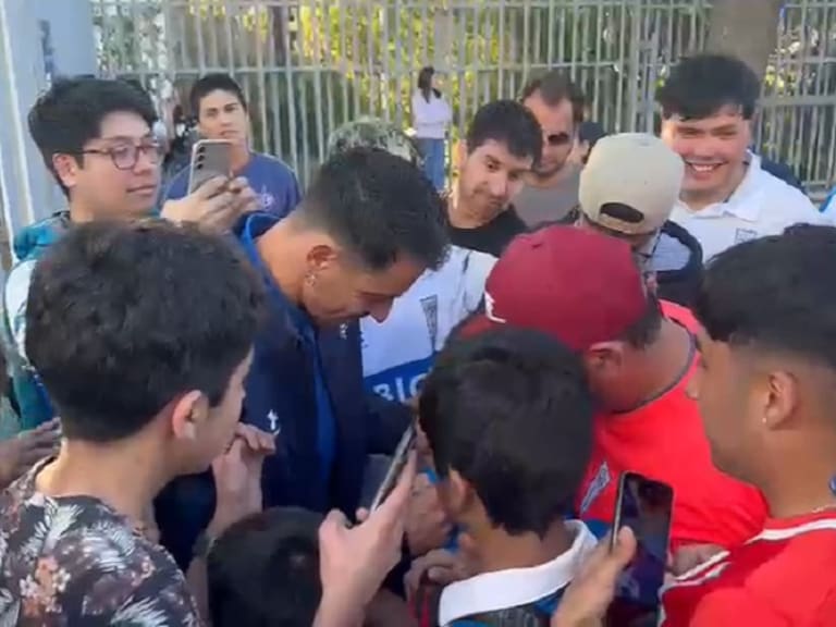 Después de anotar 101 goles, Fernando Zampedri salió a firmar autógrafos y tomarse fotos con los hinchas de la UC