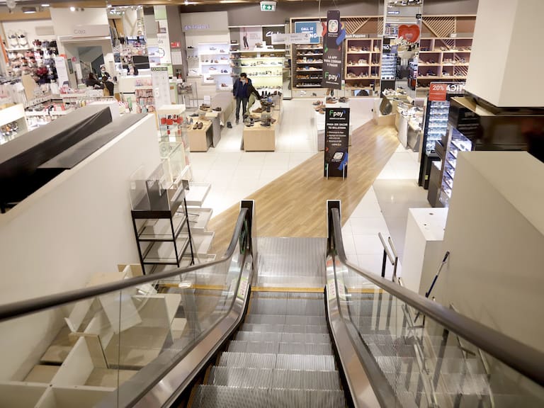 Revelan la marca que ocupará algunos locales de la quebrada Corona: gigante del retail se instalará en 3 ciudades de Chile