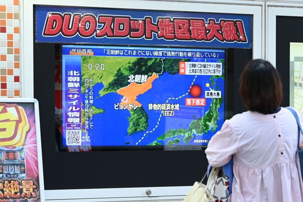 Mujer surcoreana observa noticias del ensayo militar de Corea del Norte
