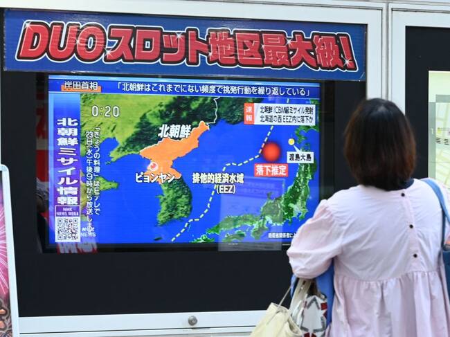 Mujer surcoreana observa noticias del ensayo militar de Corea del Norte