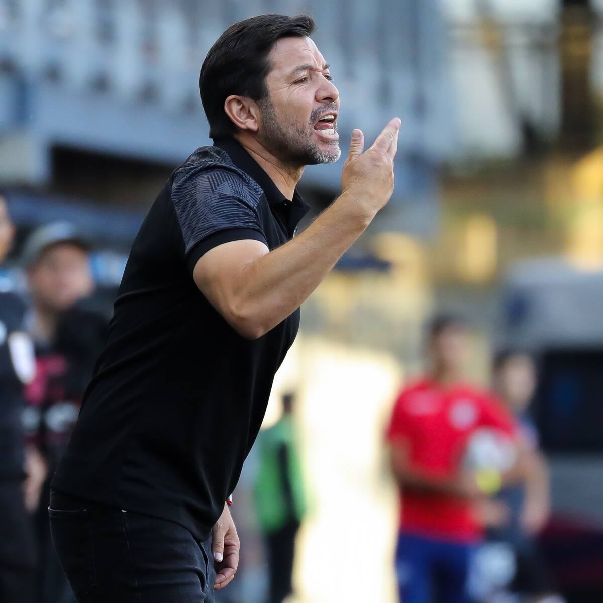“Estar en Santiago puede generar una sensación de confort, y eso no lo queremos. Necesitamos futbolistas con hambre”