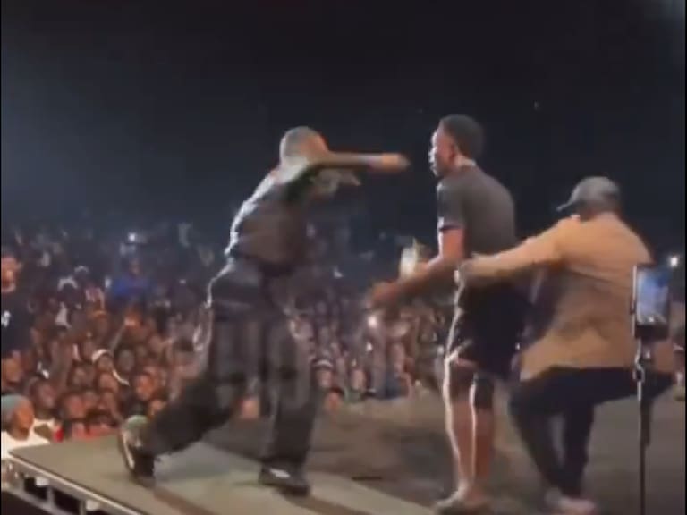 Brutal derechazo: Rapero agredió a fanático que se subió al escenario a abrazarlo