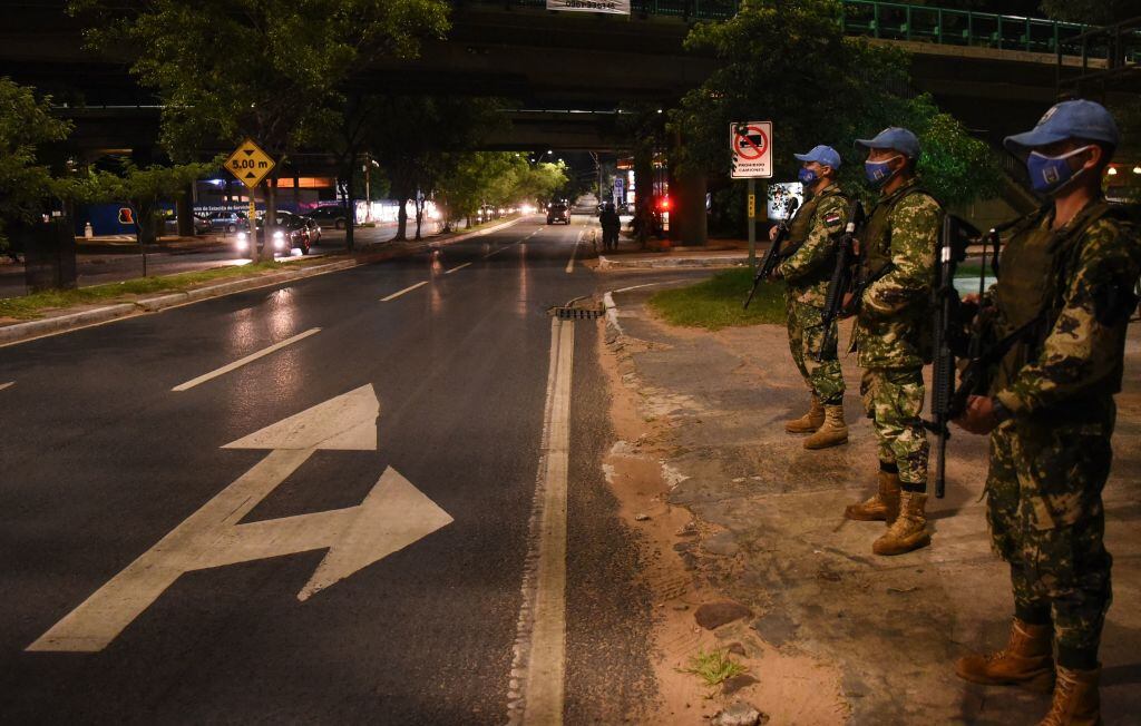 Efectivos del ejército vigilan las calles de la ciudad de Asunción