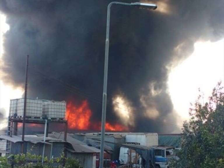 Fuertes explosiones en gigantesco incendio en recicladora de aceite en Maipú