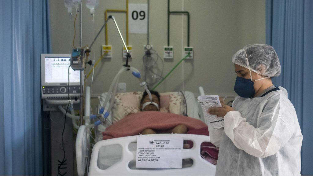 RIO DE JANEIRO, BRAZIL â APRIL 08 : Health workers struggle to save lives in the Intensive Care Unit of the Municipal Hospital Sao Jose, in Duque de Caxias, Rio De Janeiro, on April 8, 2021. Brazil recorded 4,249 deaths from Covid-19 in the last 24 hours, total exceeds 345 thousand deaths according to figures updated by the National Council of Health Secretaries (Conass) and the Ministry of Health on Thursday. (Photo by Fabio Teixeira/Anadolu Agency via Getty Images)