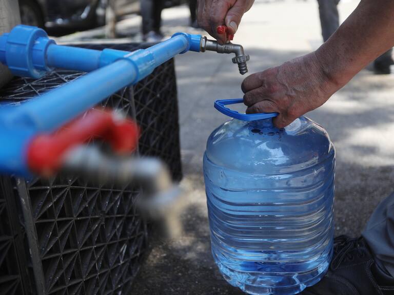 Anuncian nuevos cortes de agua en Santiago: estas son las comunas afectadas, días y horarios