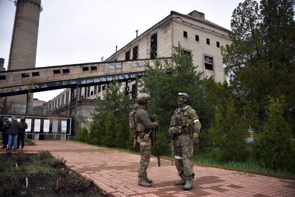 Militares rusos custodian una central energética en la ciudad de Shchastia