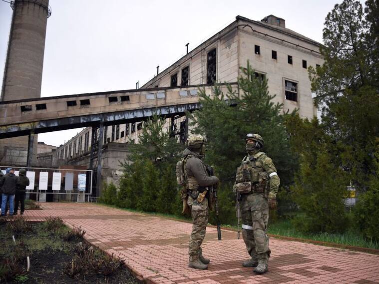 Militares rusos custodian una central energética en la ciudad de Shchastia