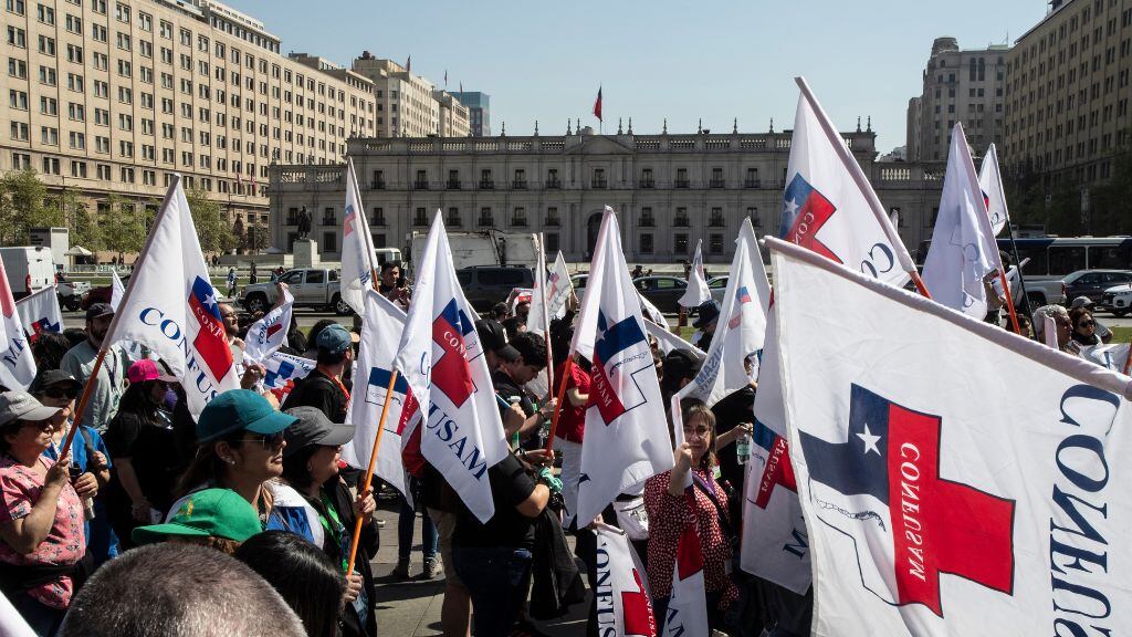 Los trabajadores afuera de La Moneda. / Agencia Uno.