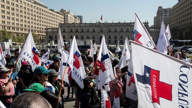 Los trabajadores afuera de La Moneda. / Agencia Uno.