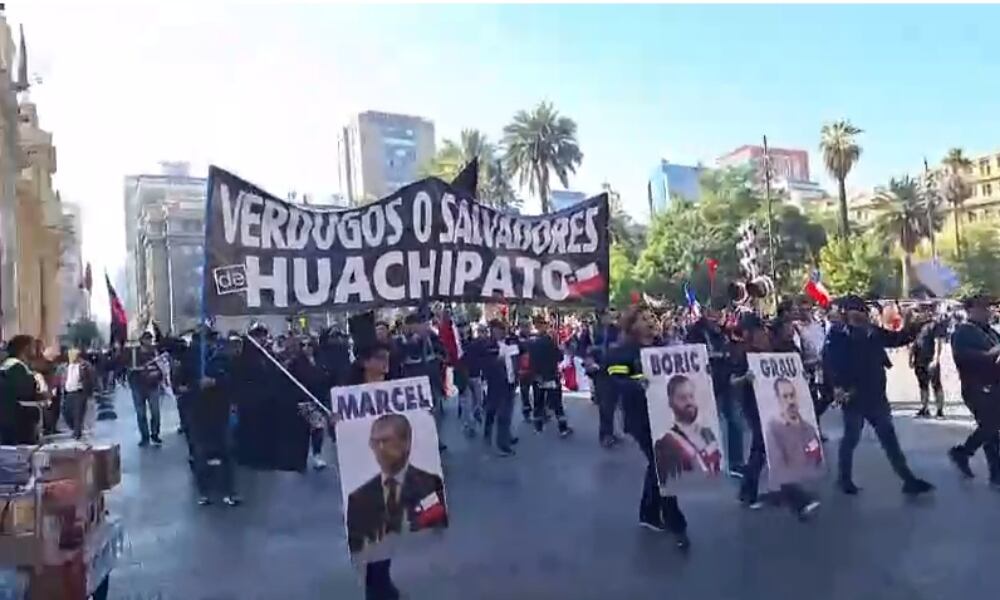 Captura | Los trabajadores de Siderúrgica Huachipato marchan en Plaza de Armas de Santiago