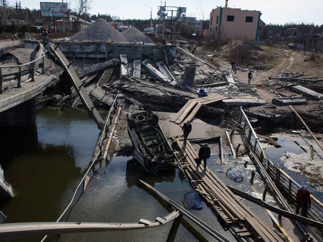 La destrucción de una autopista en una de las rutas de acceso a Kiev