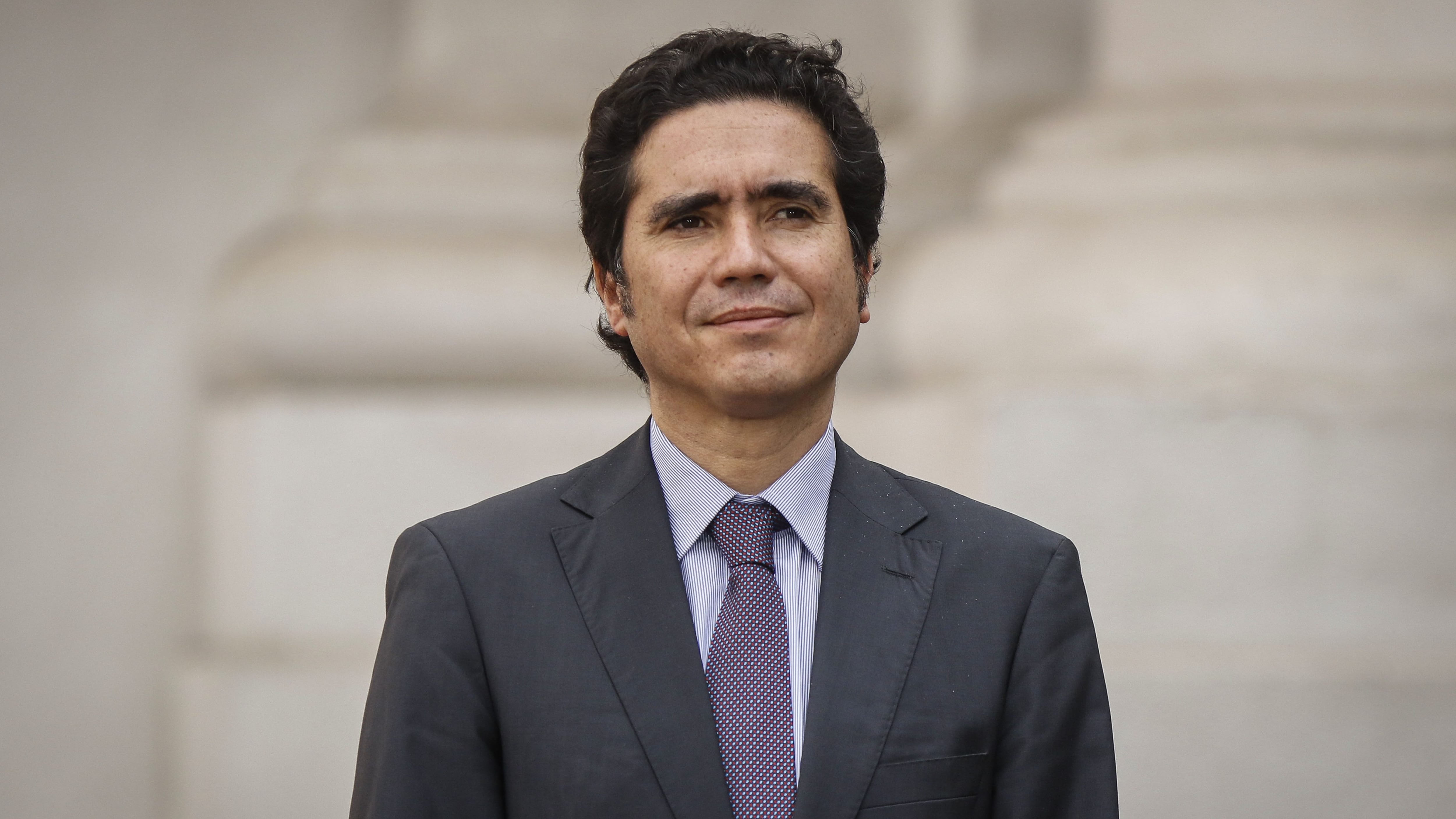 20 de abril del 2020/SANTIAGOIgnacio Briones, ministro de Hacienda, participa en el patio de los Cañones, de la presentación del proyecto de ley de ingreso familiar de emergencia en el Palacio de La Moneda.
FOTO: SEBASTIAN BELTRAN GAETE/AGENCIAUNO