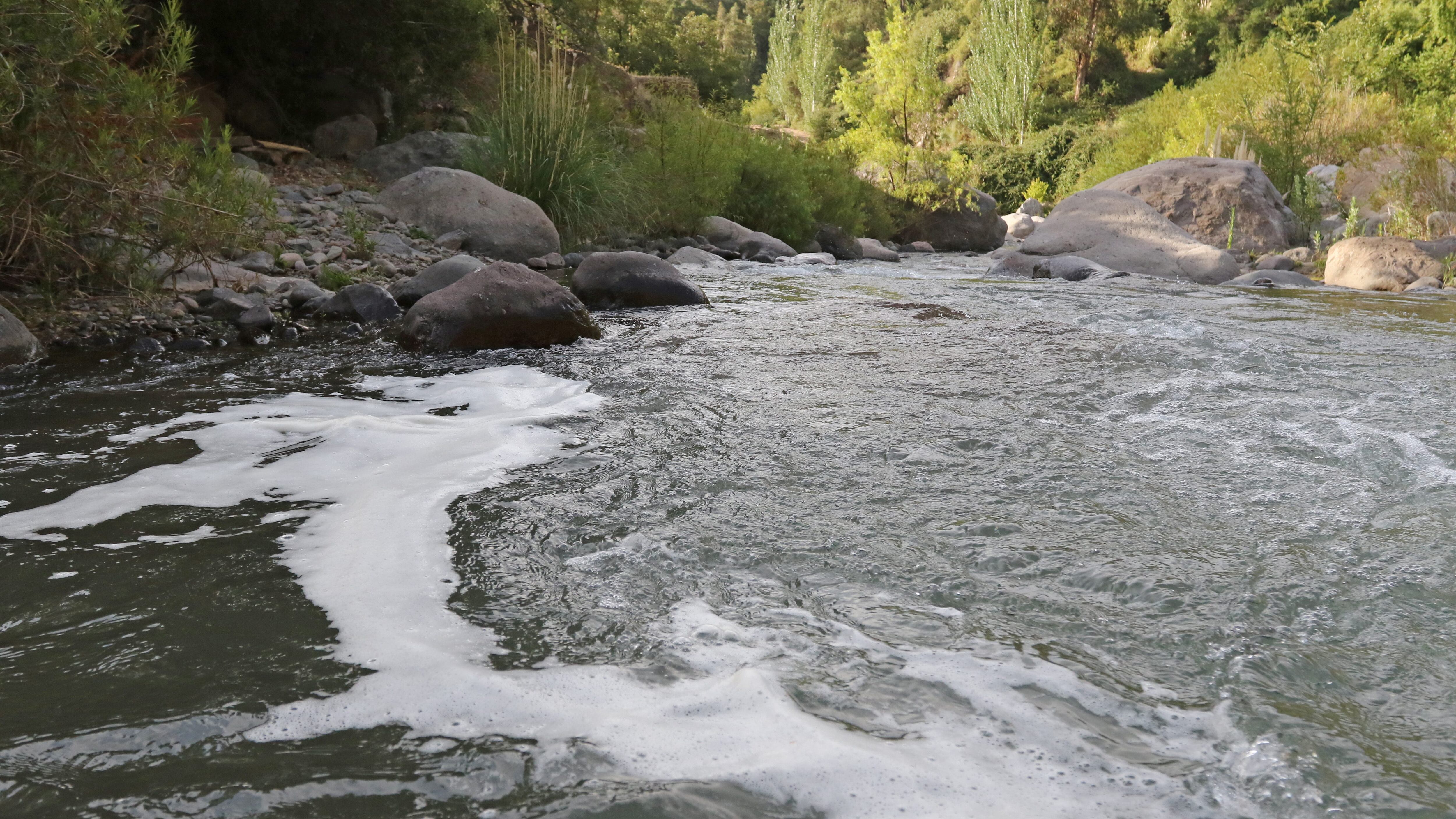 22 de Enero del 2018/SANTIAGOLa PDI, realiza pericias en el caudal del Rio Molina, sector el Tollo, camino a Farellones, para descubrir las causas de la contaminación de las aguas lo que provoco el corte de suministro de agua potable en tres comunas y por 24 horas. .FOTO:RODRIGO SAENZ/AGENCIAUNO