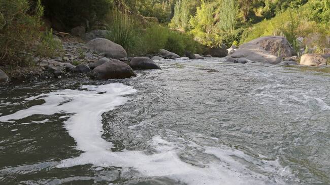 22 de Enero del 2018/SANTIAGOLa PDI, realiza pericias en el caudal del Rio Molina, sector el Tollo, camino a Farellones, para descubrir las causas de la contaminación de las aguas lo que provoco el corte de suministro de agua potable en tres comunas y por 24 horas. .FOTO:RODRIGO SAENZ/AGENCIAUNO