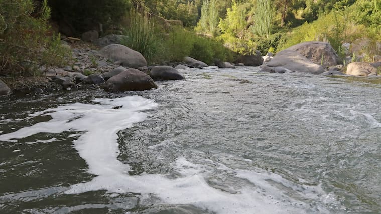 22 de Enero del 2018/SANTIAGOLa PDI, realiza pericias en el caudal del Rio Molina, sector el Tollo, camino a Farellones, para descubrir las causas de la contaminación de las aguas lo que provoco el corte de suministro de agua potable en tres comunas y por 24 horas. .FOTO:RODRIGO SAENZ/AGENCIAUNO