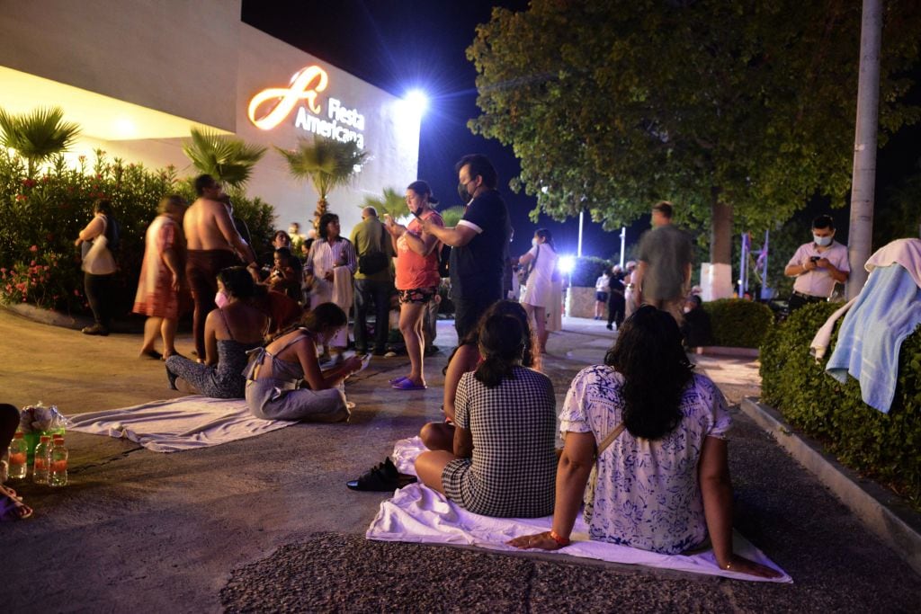 Los pasajeros de un hotel esperan en la calle tras el terremoto en Acapulco
