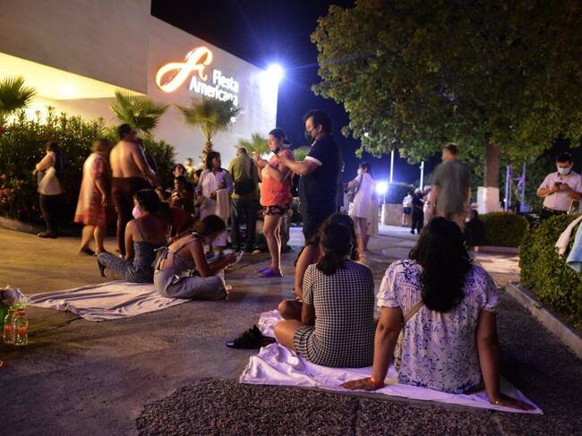 Los pasajeros de un hotel esperan en la calle tras el terremoto en Acapulco