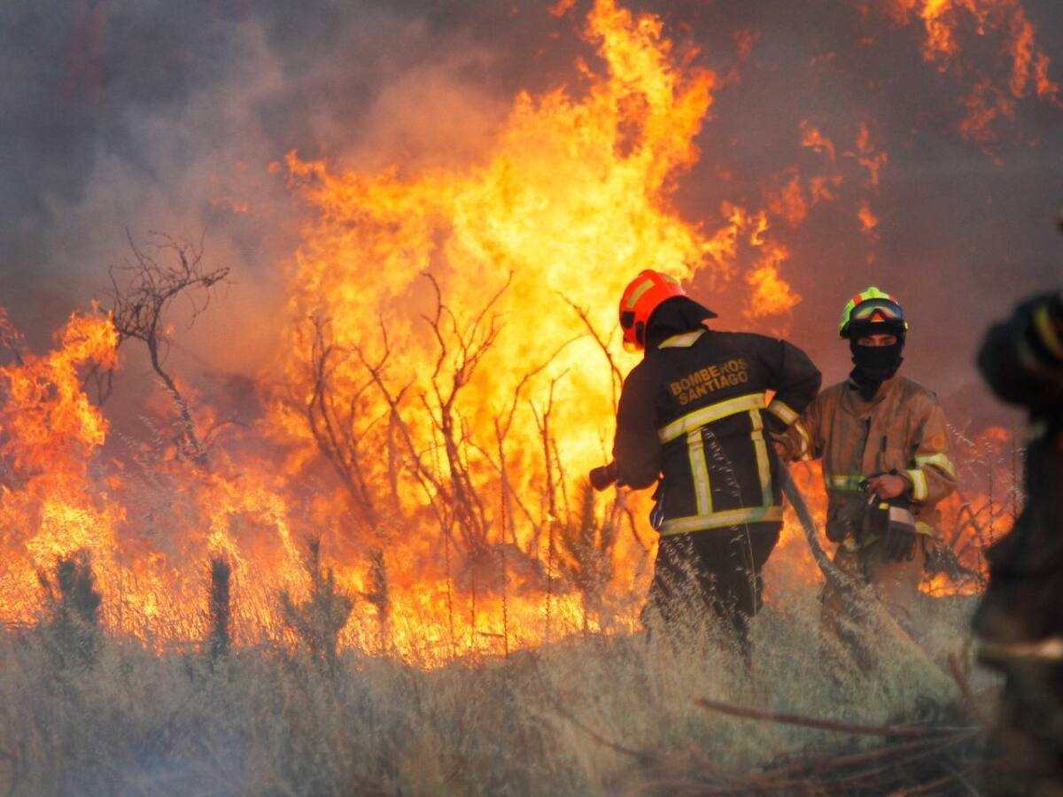 «Factor 30-30-30»: experto explica qué es y su rol en la propagación de incendios forestales