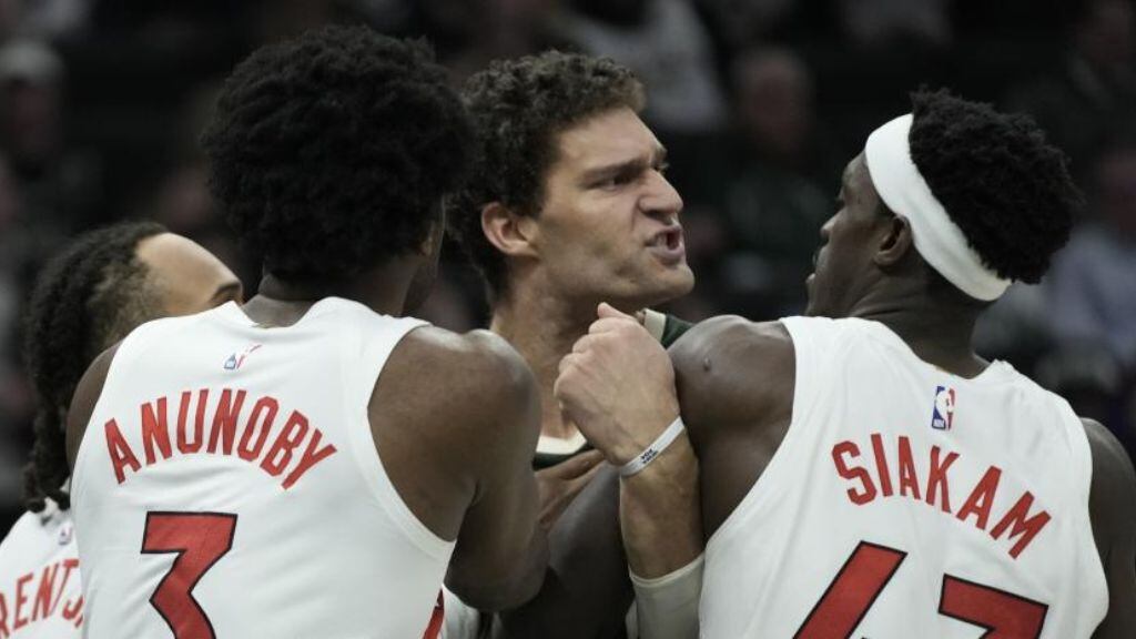 peleas NBA - Brook Lopez vs Gary Trent - Bucks vs Raptors
