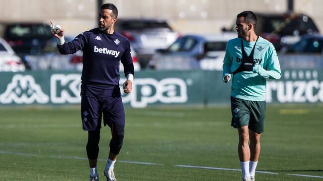 SEVILLA, SPAIN - OCTOBER 12: Claudio Bravo talks to Juanmi during the Real Betis Balompie training session at Ciudad Deportiva Luis del Sol on October 12, 2020 in Sevilla, Spain. (Photo by Joaquin Corchero / Europa Press Sports via Getty Images)