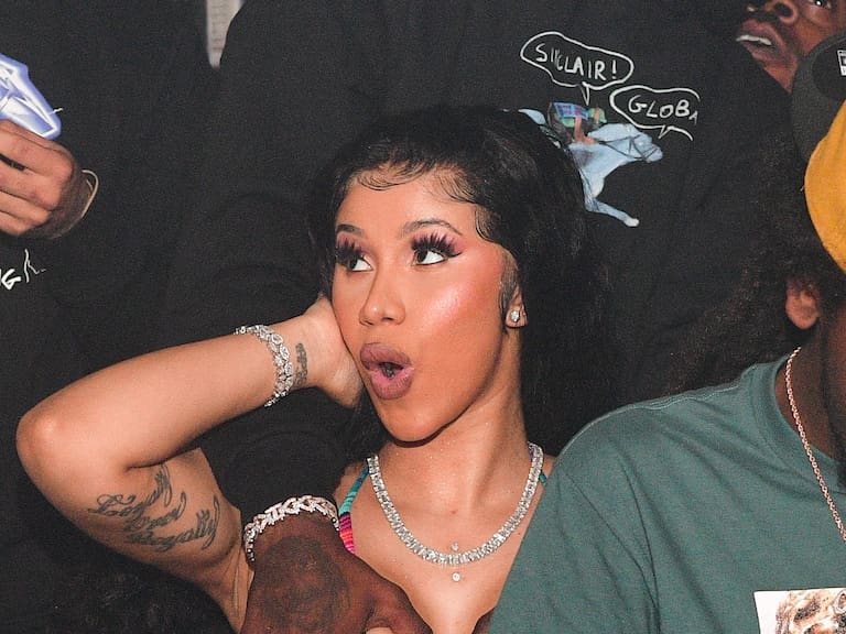 Nerviosa por las elecciones: Cardi B se grabó fumando tres cigarros a la vez para «calmar» el estrés