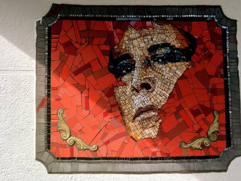Sujetos destruyeron mosaico en homenaje a Pedro Lemebel en el centro de Santiago