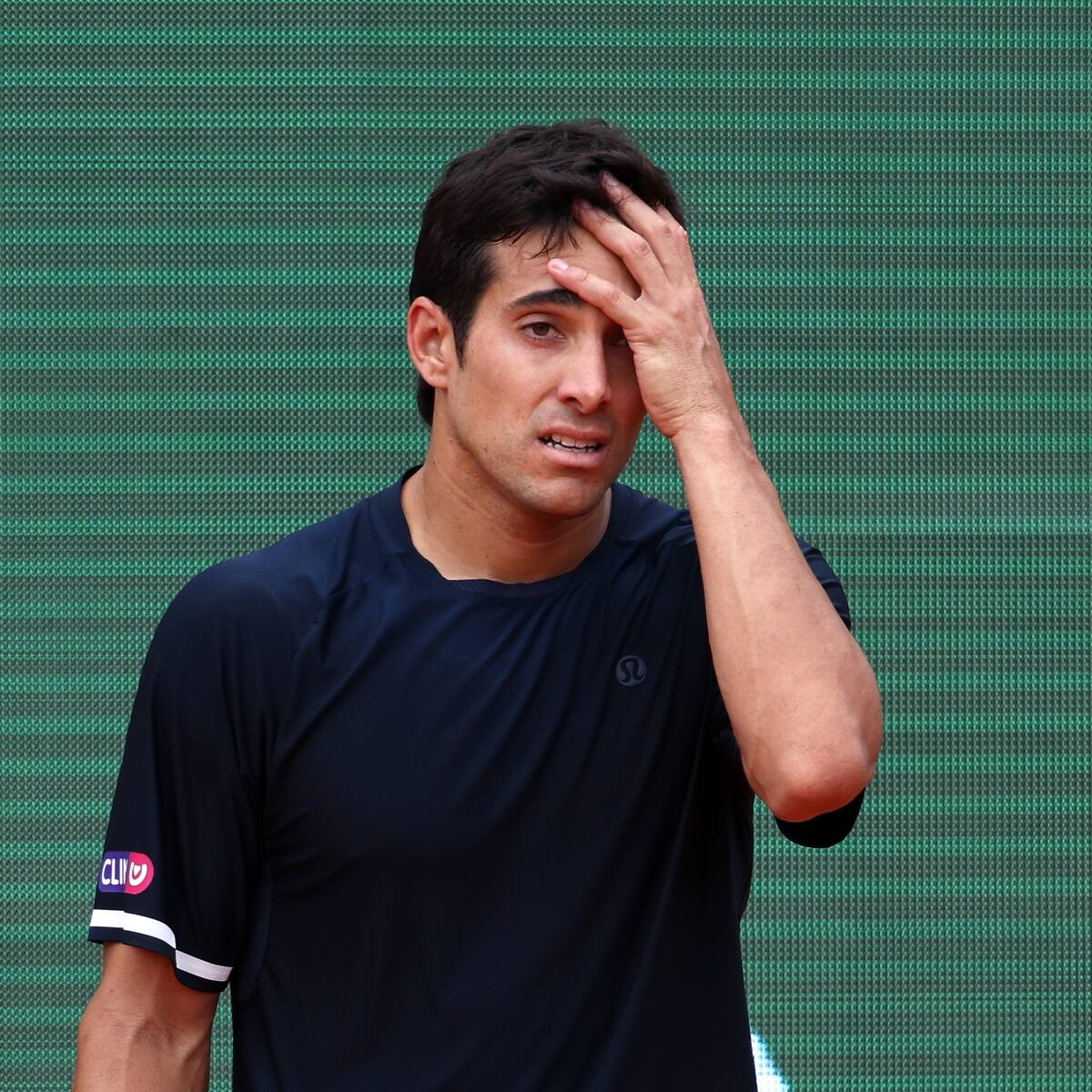 Cristian Garin sufre dura paliza en el debut y dice adiós a Roland Garros
