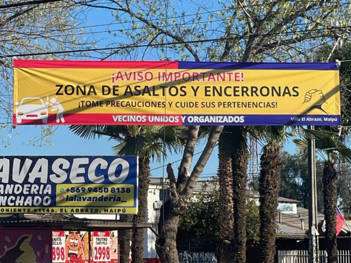 “Zona de asaltos y encerronas”: vecinos de Maipú instalan lienzo para alertar a transeúntes por ola de robos