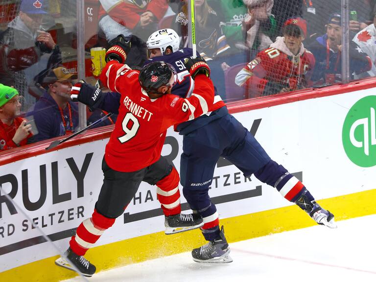 Tres peleas en nueve segundos: el rudo enfrentamiento entre las selecciones de hockey sobre hielo de Canadá y Estados Unidos