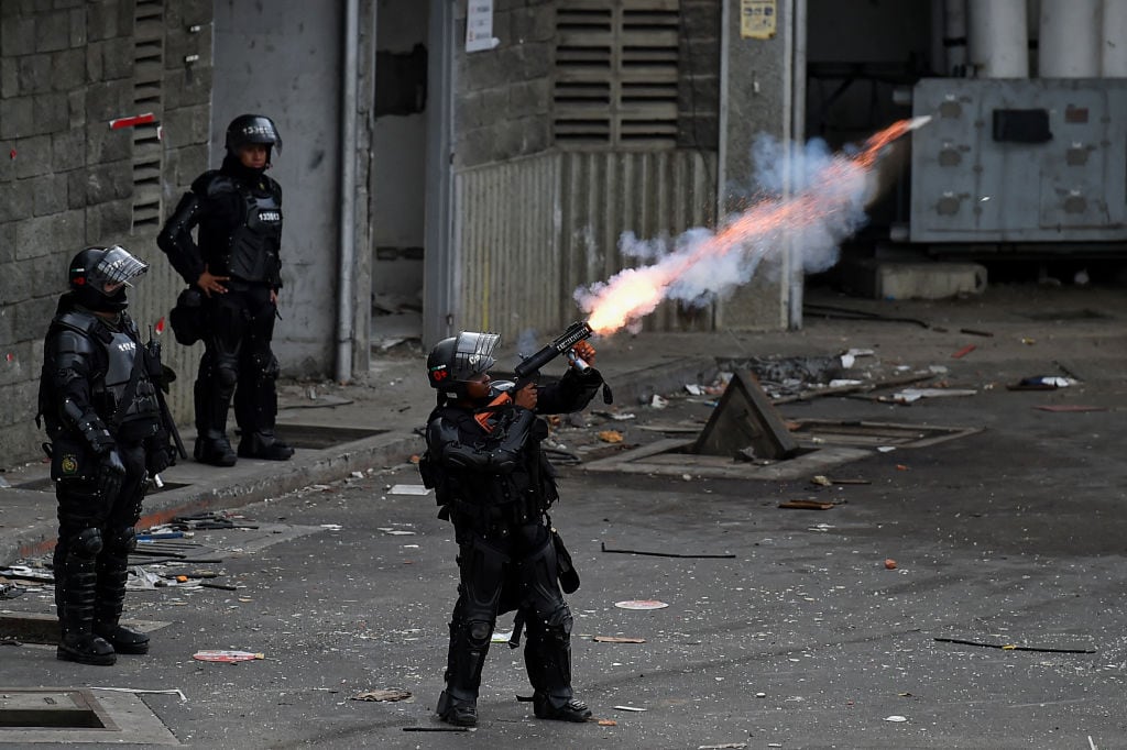 Fuerzas especiales de la policía disparan gases contra las personas en Cali