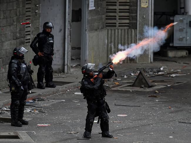 Fuerzas especiales de la policía disparan gases contra las personas en Cali