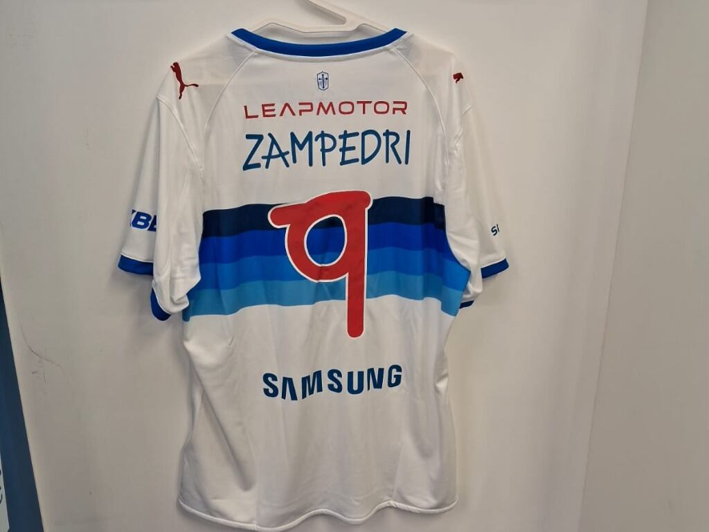 La UC jugará ante Everton con camiseta especial con tipografía creada por Anna Vives