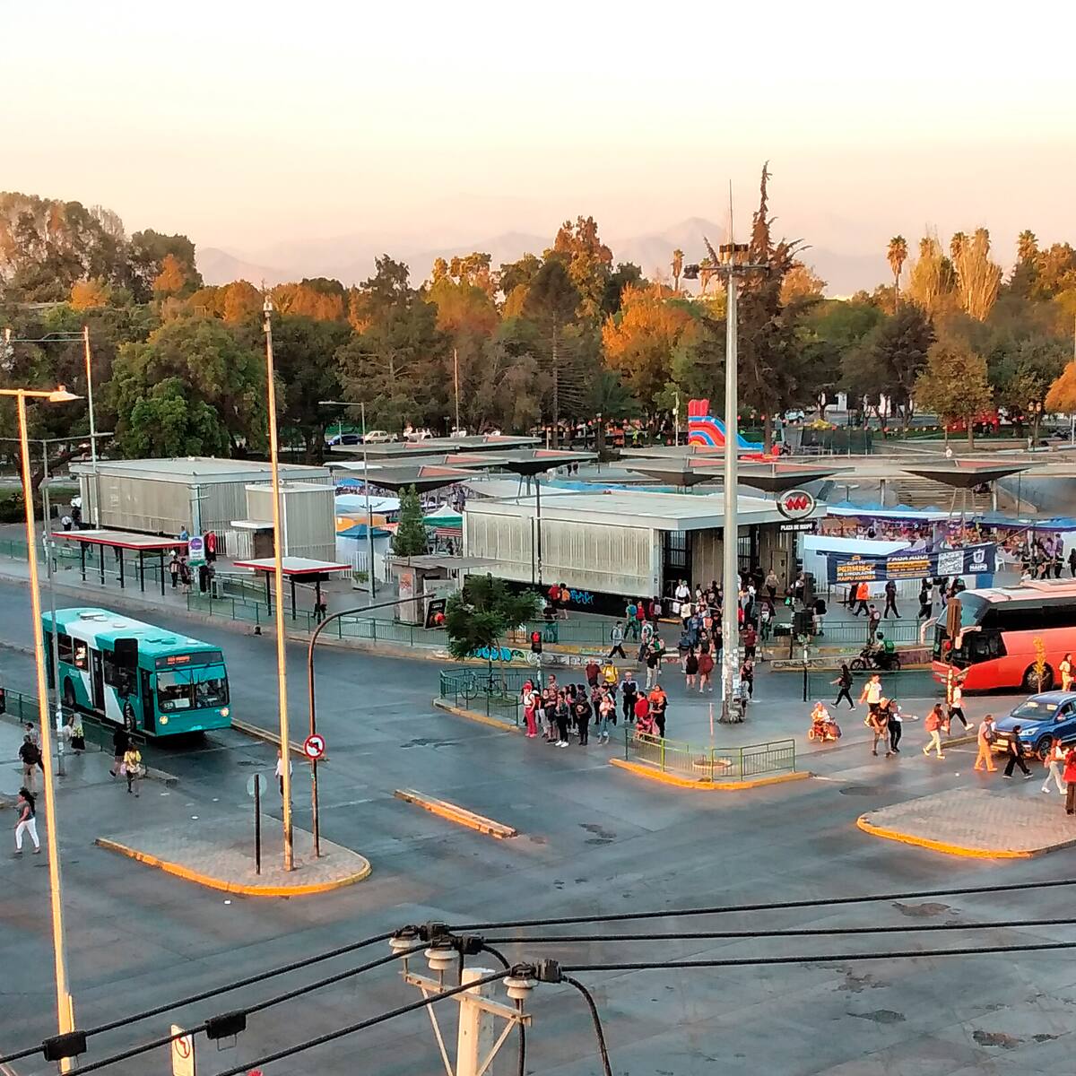Máxima tensión en Maipú: Tres colegios bajo resguardo tras amenazas de violencia