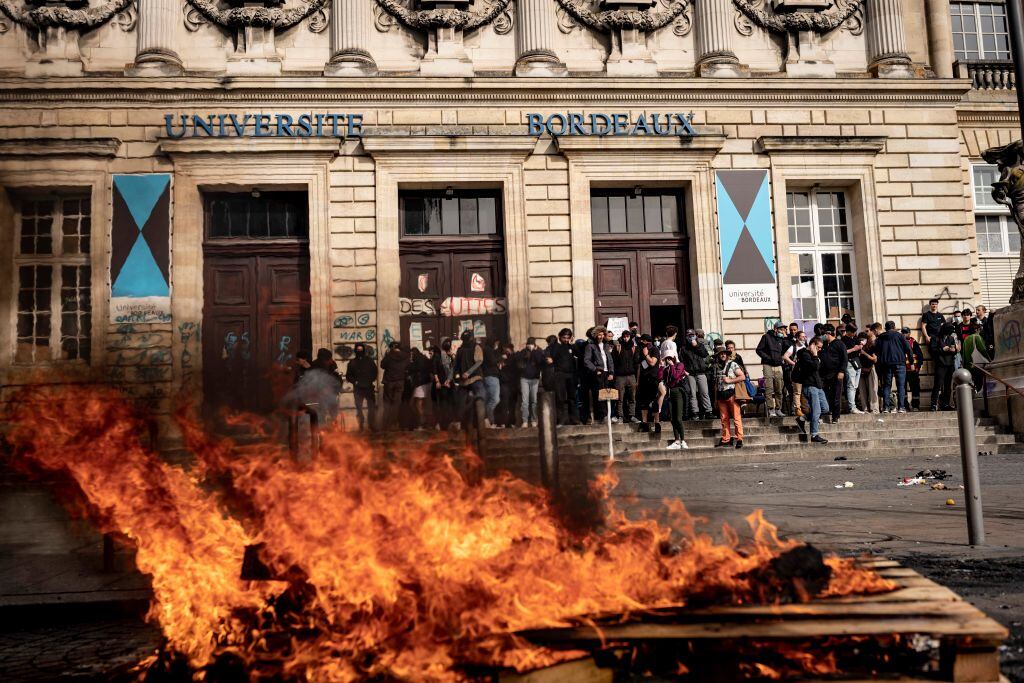 Estudiantes encienden barricadas ante una universidad en Burdeos de Francia