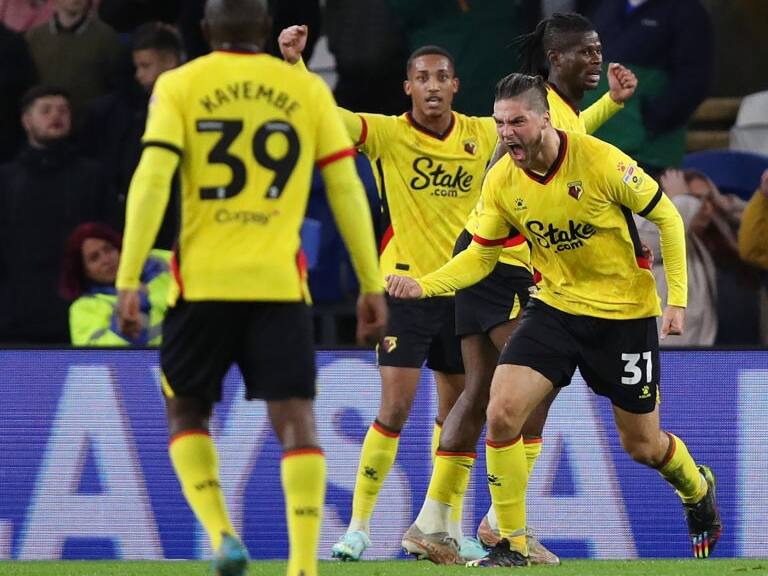 Francisco Sierralta anota su primer gol de la temporada para la victoria del Watford sobre Cardiff