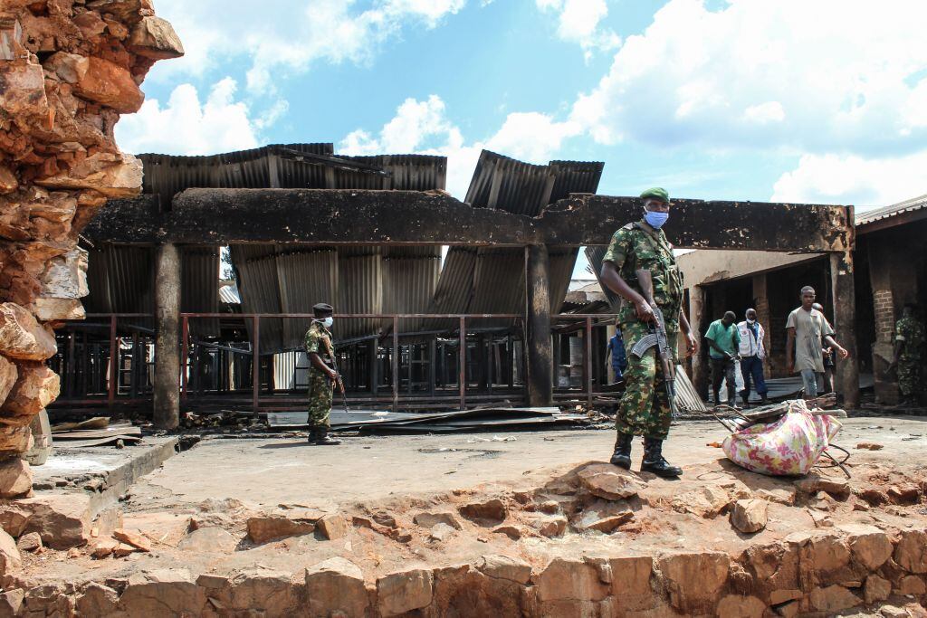 Fuerzas de seguridad vigilan perímetro de la incendiada cárcel en Burundi