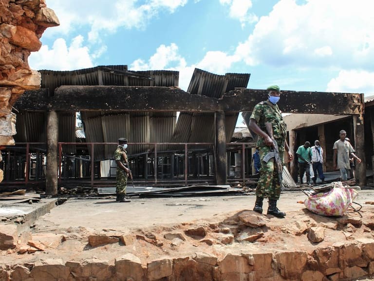 Fuerzas de seguridad vigilan perímetro de la incendiada cárcel en Burundi